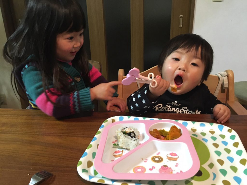 手づかみはとっても大切 自分で食べる子どもを育てよう Nanomum ナノマム 岐阜の子育てママのためのメディア