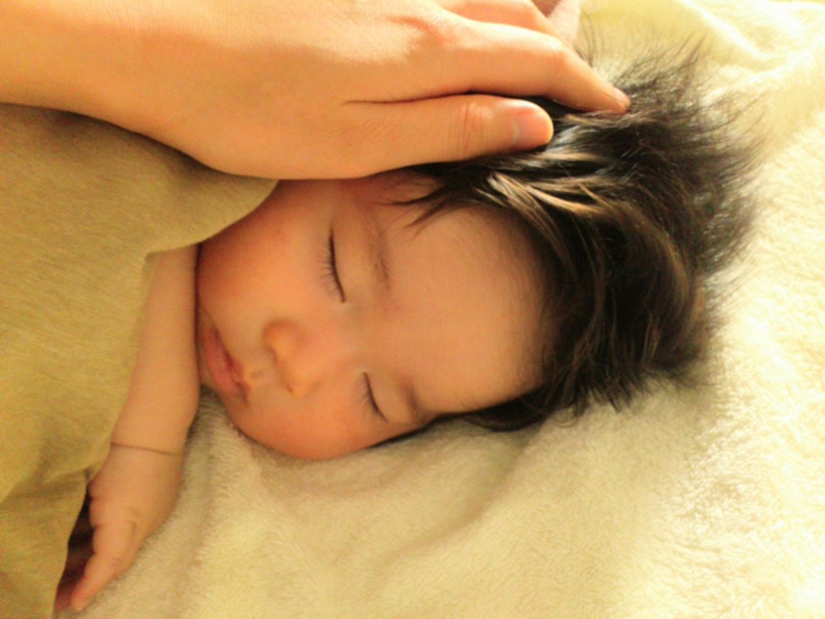 添い乳での寝かしつけは睡眠障害の原因に やめる時期と方法 Nanomum ナノマム 岐阜の子育てママのためのメディア